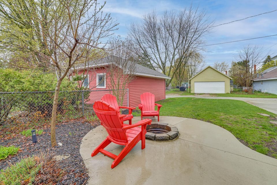 Ludington Home w/ 6 Bicycles < 1 Mi to Beach! House in Ludington