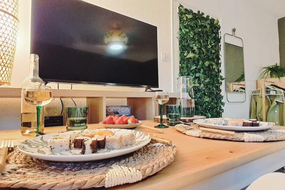 Communal lounge/ TV room, TV and multimedia, Food and drinks, Dining area