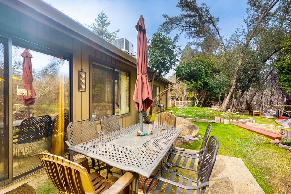 Yard & Patio: Quiet & Well-Stocked Riverside Home House in Three Rivers