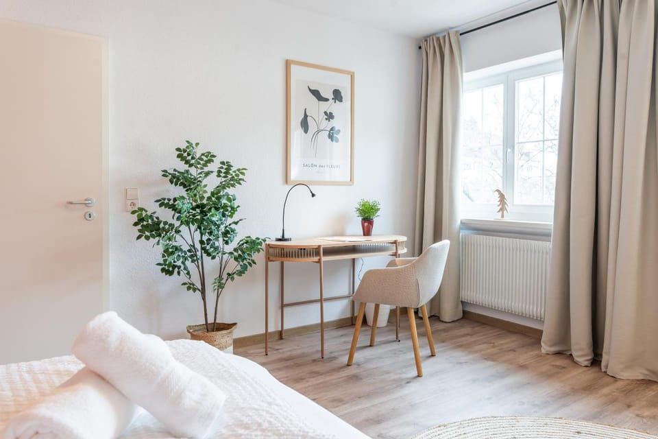 Seating area, Bedroom, hair dresser