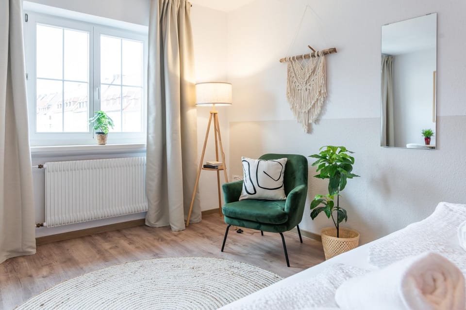 Seating area, Bedroom, internet