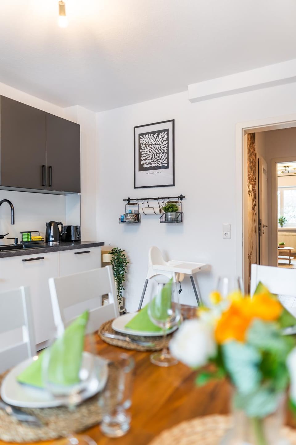 Kitchen or kitchenette, Dining area