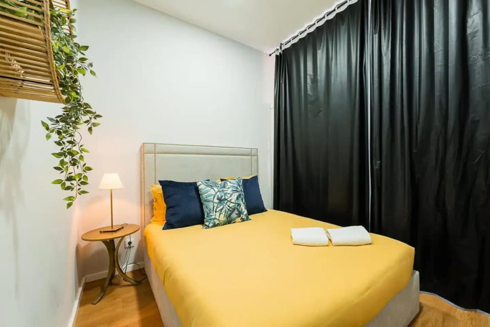 Bed, Photo of the whole room, towels