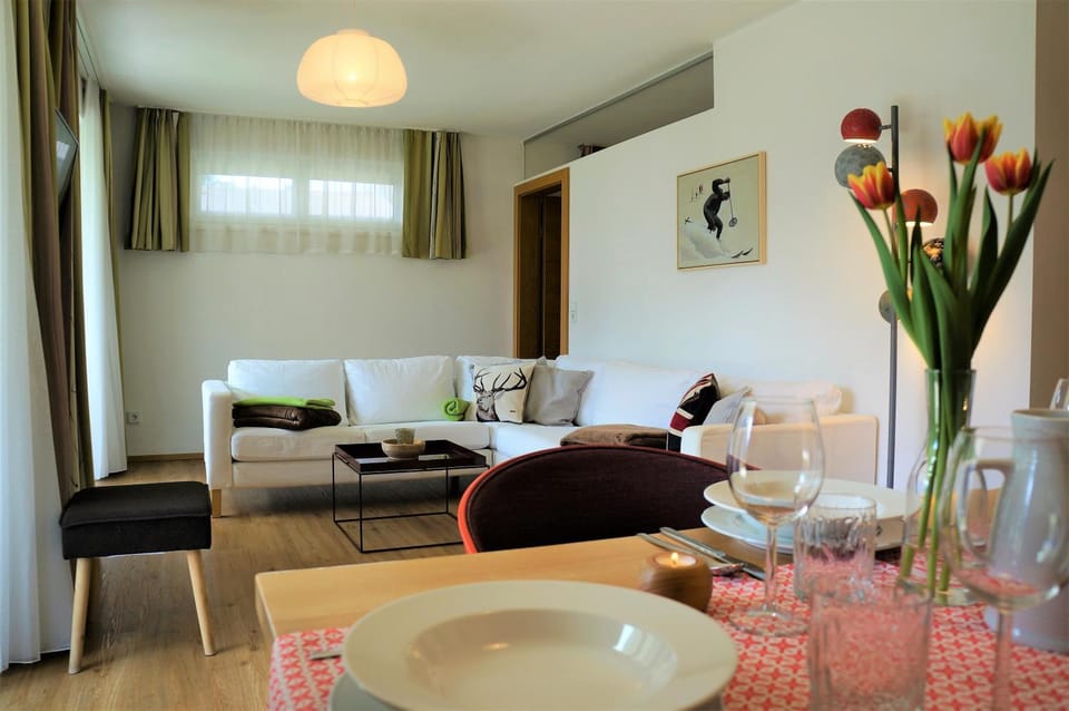 Living room, Seating area, Breakfast