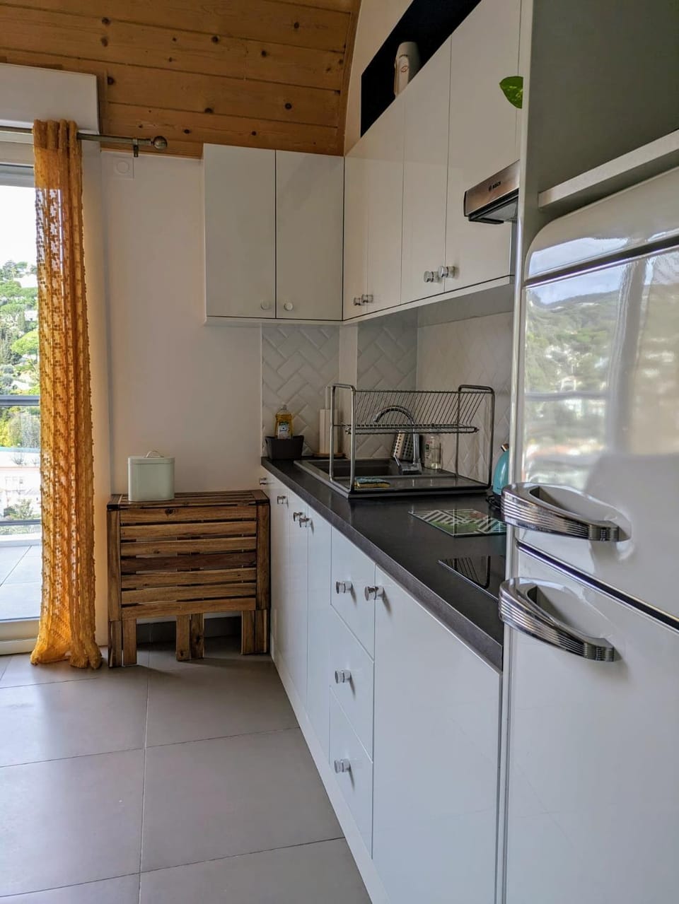 Kitchen or kitchenette, minibar, stove