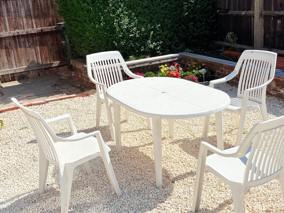 Luton Lodge - Newly Refurbished, Ideal for Short Stay , 5 mints To Luton Airport , Train Station, Town Centre , Free off street Parking Bed and Breakfast in Luton