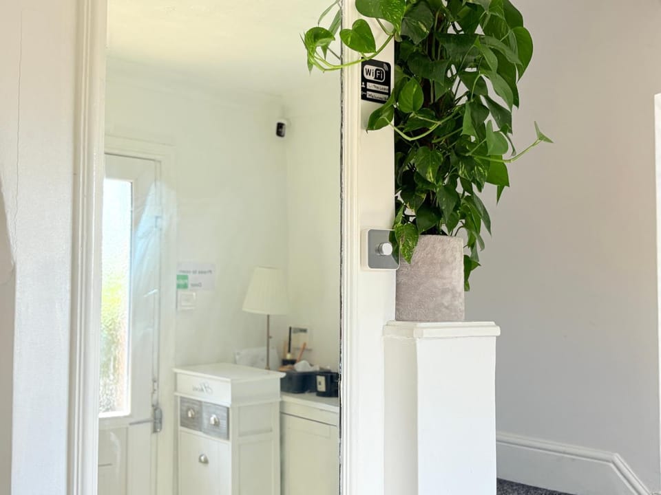 Luton Lodge - Newly Refurbished, Ideal for Short Stay , 5 mints To Luton Airport , Train Station, Town Centre , Free off street Parking Bed and Breakfast in Luton