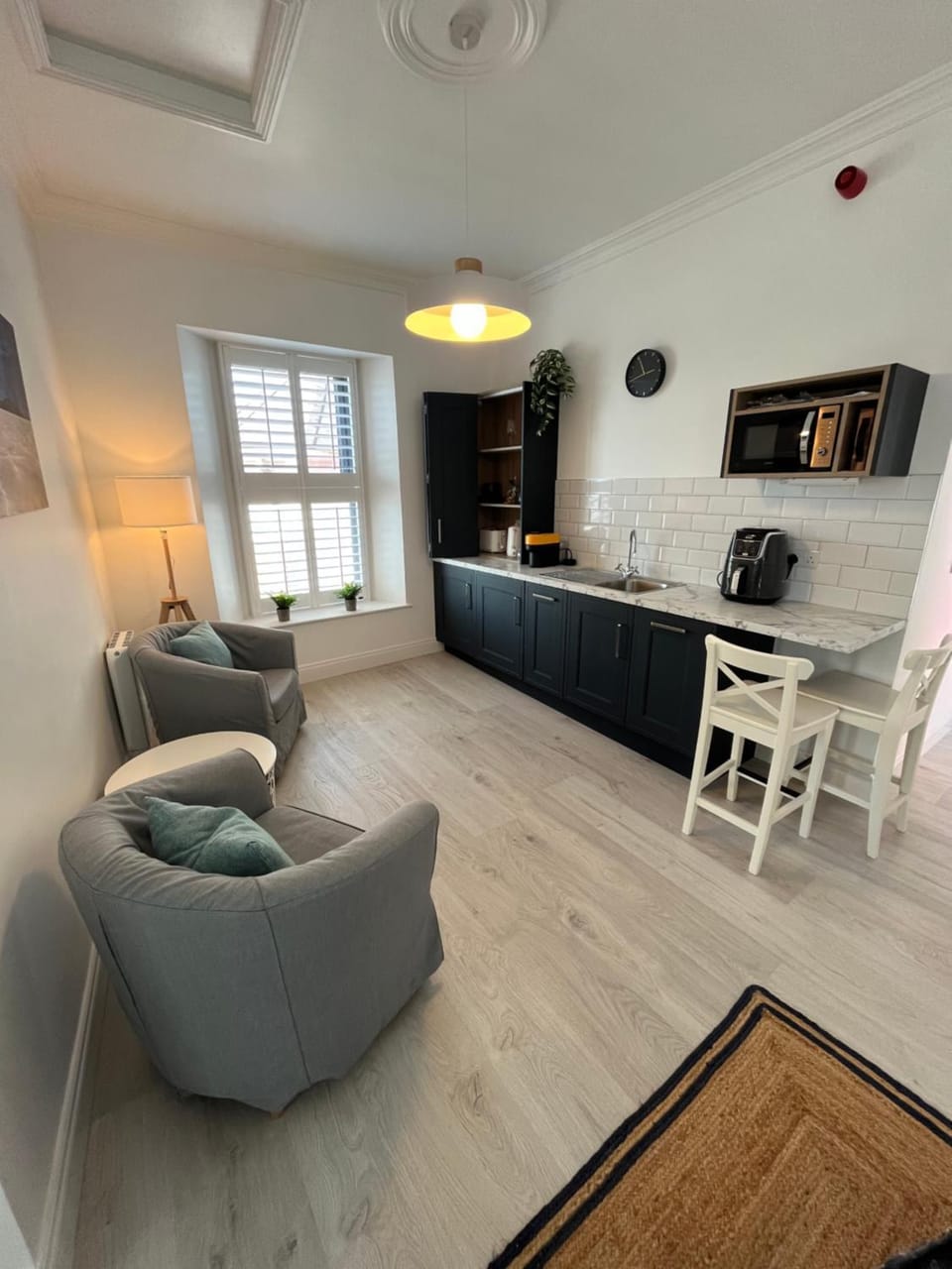 TV and multimedia, Kitchen or kitchenette, Living room, Seating area