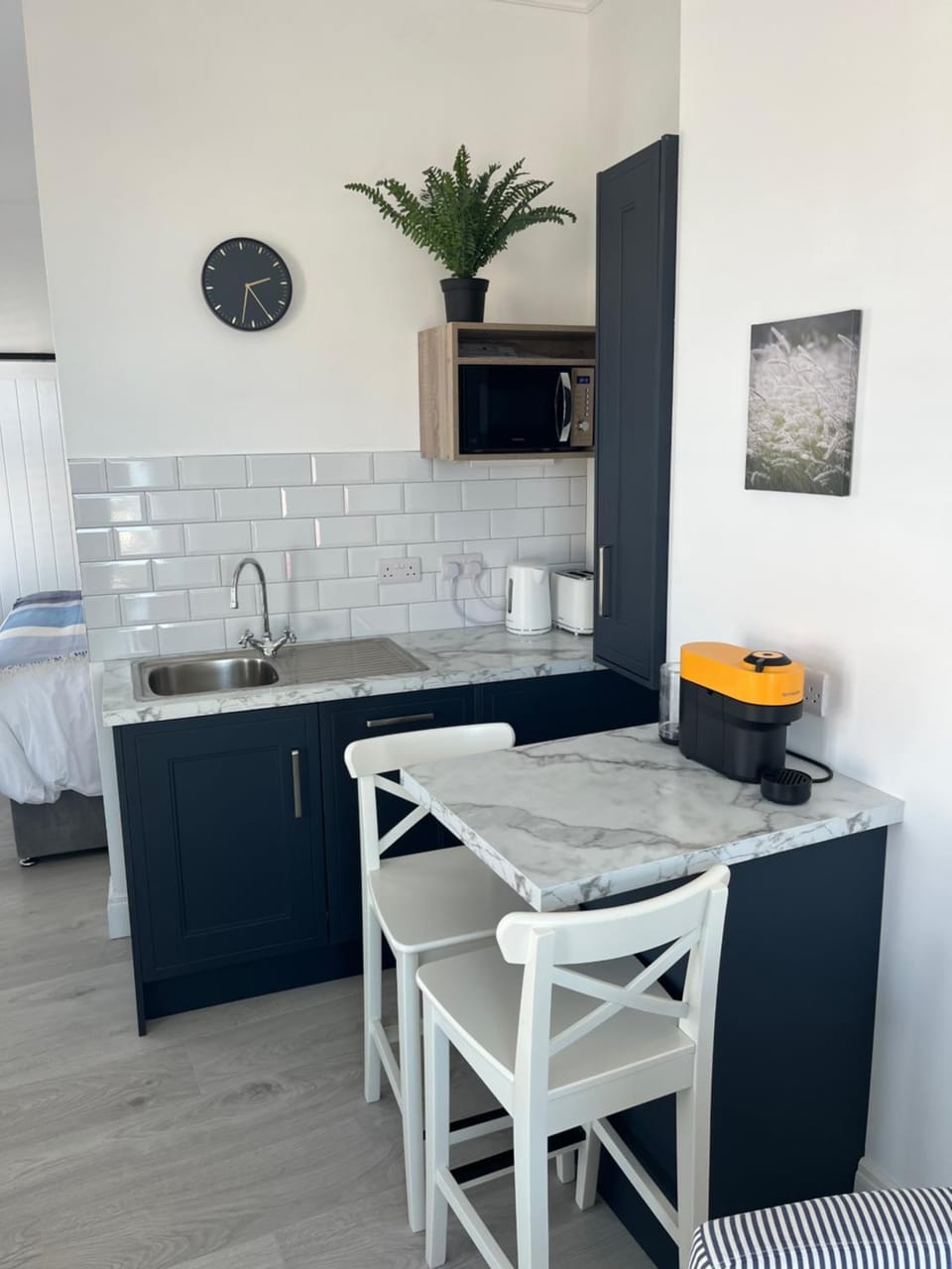 Kitchen or kitchenette, Dining area, minibar