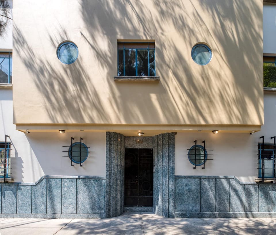 Facade/entrance