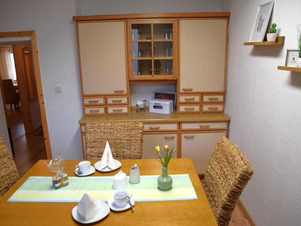 Kitchen or kitchenette, Dining area