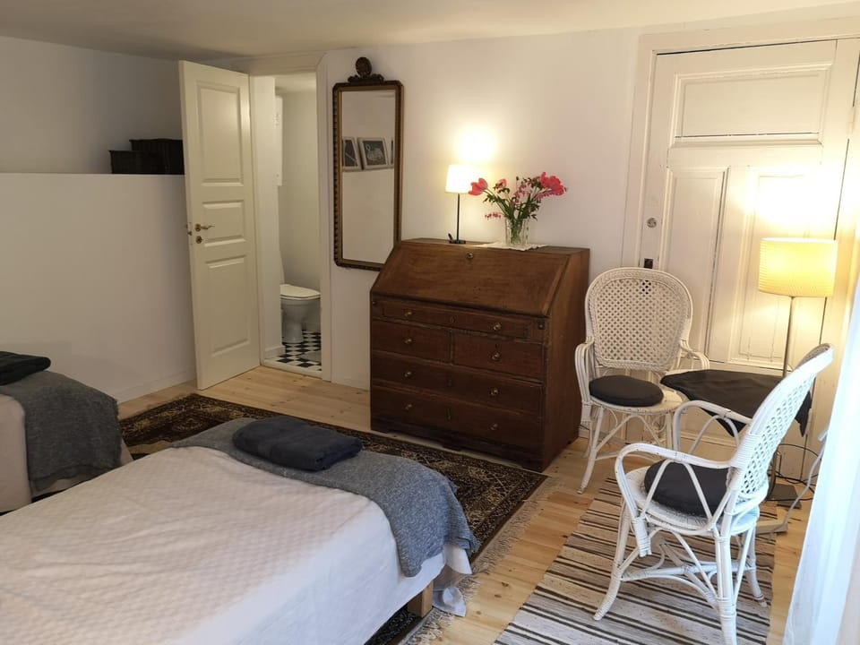 Bed, Photo of the whole room, Seating area, Bedroom