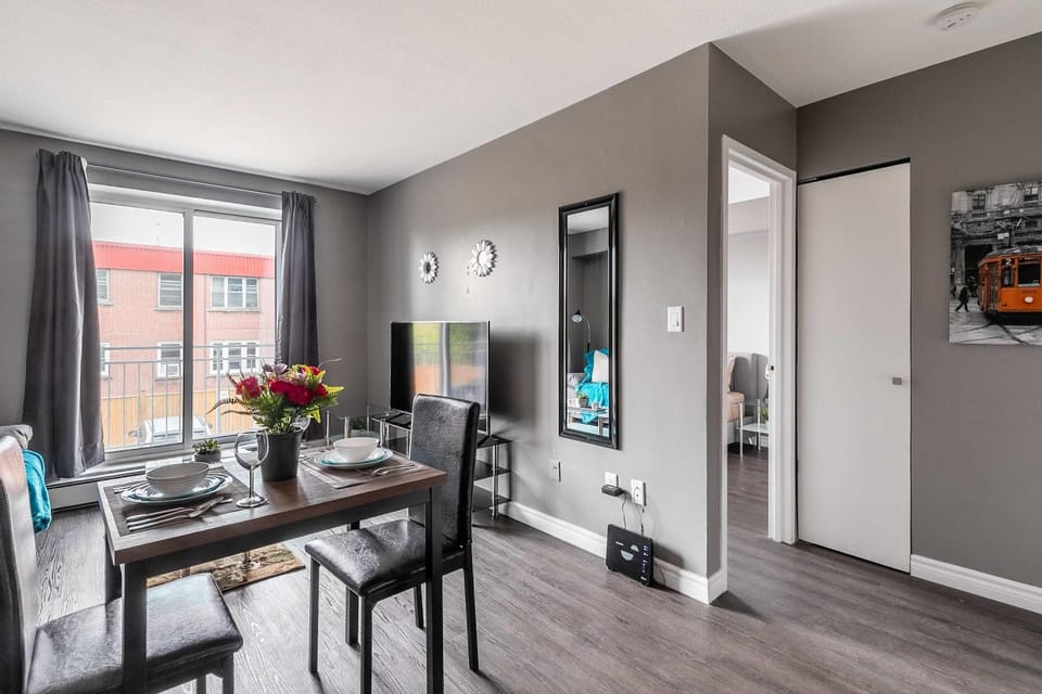 Glenview West Apartment w Patio - Near Downtown Apartment in Hamilton