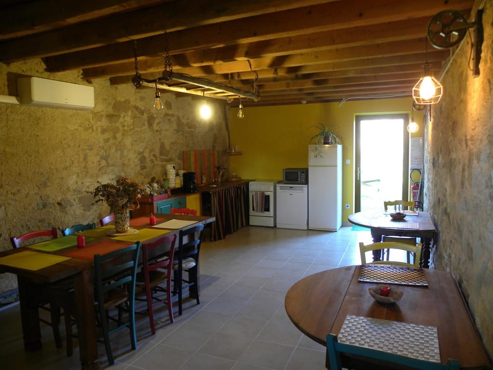 Kitchen or kitchenette, Dining area, oven, stove