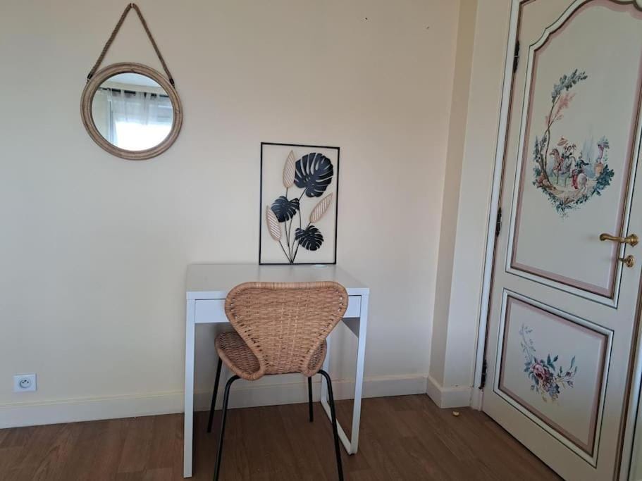 Seating area, Bedroom, wardrobe
