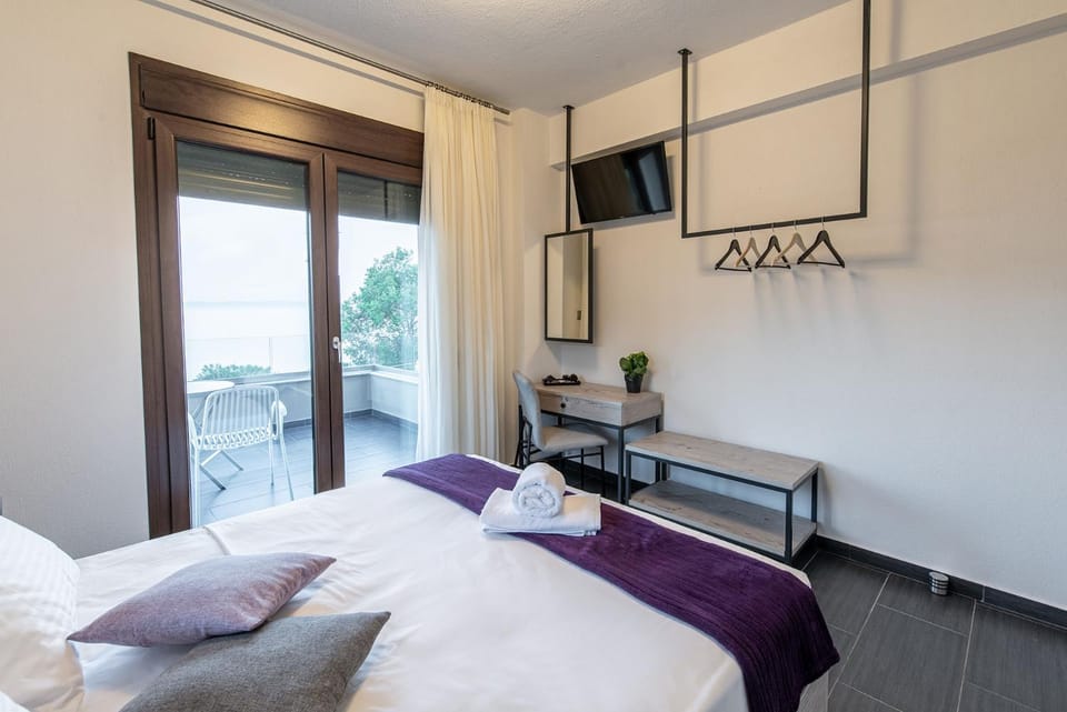 Bed, TV and multimedia, Photo of the whole room, Bedroom, towels