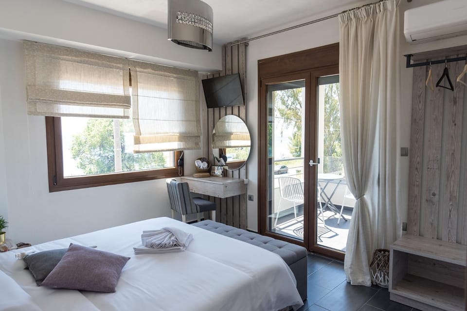 Bed, View (from property/room), Balcony/Terrace, Photo of the whole room, Bedroom, towels, air conditioner
