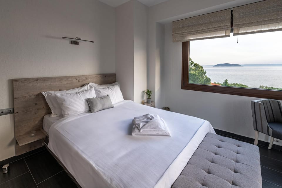 Bed, Photo of the whole room, Bedroom, Sea view, towels