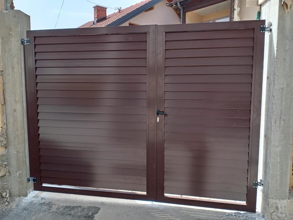 Property building, Facade/entrance, Day