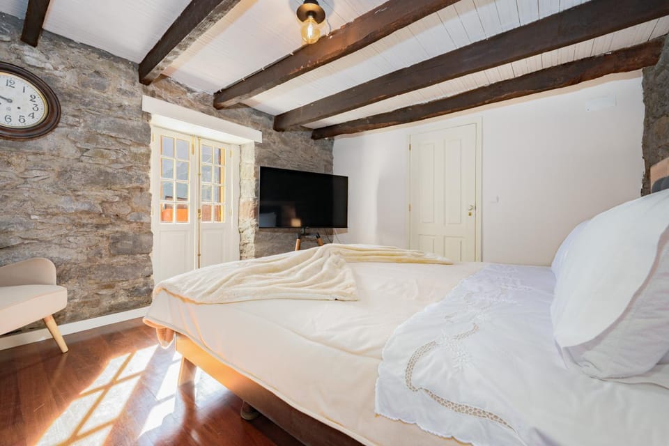 Bed, TV and multimedia, Bedroom