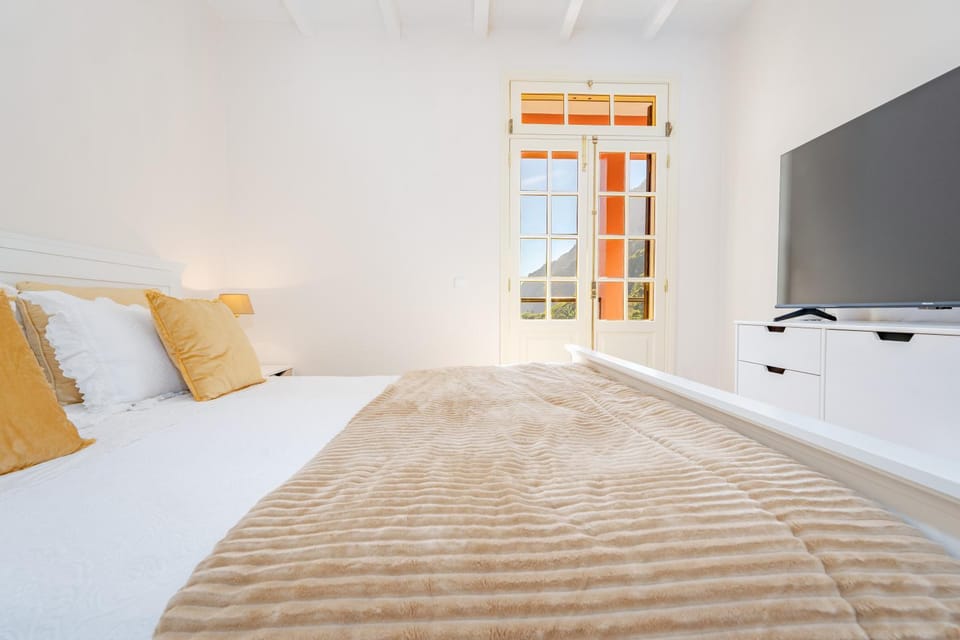 Bed, TV and multimedia, Photo of the whole room, Bedroom