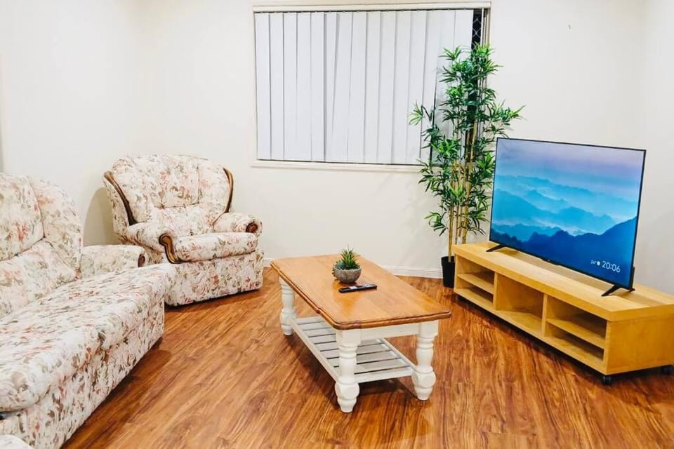 Communal lounge/ TV room, TV and multimedia, Living room, Seating area, Evening entertainment