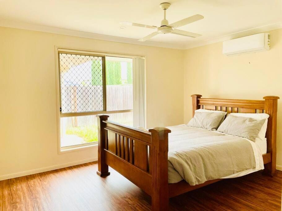 Bedroom, fireplace, air conditioner