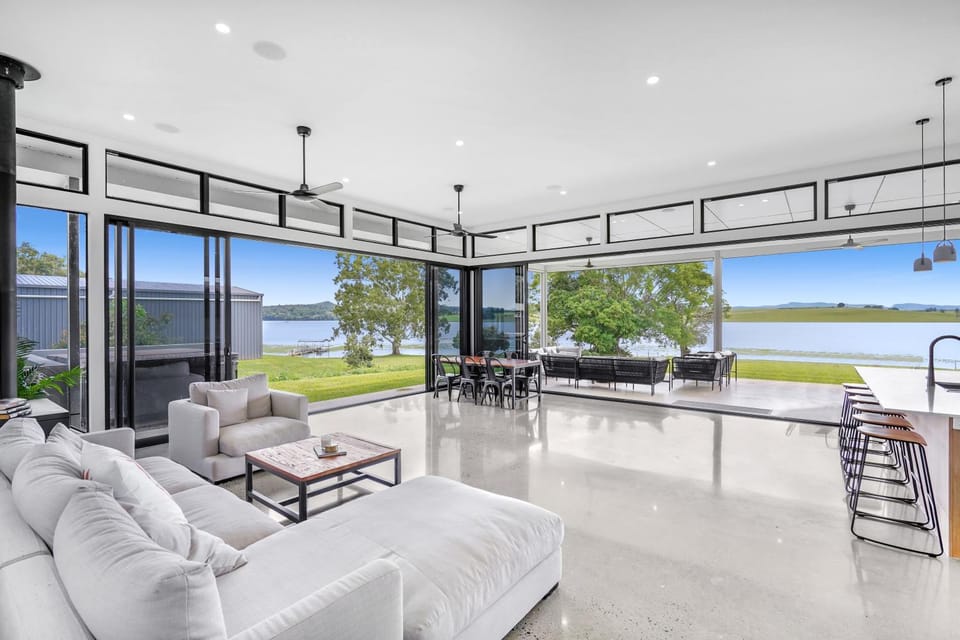 Lounge or bar, Dining area, Lake view, fireplace