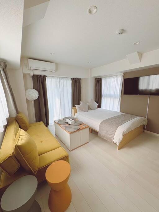 Bed, TV and multimedia, Living room, Photo of the whole room, Seating area, Bedroom