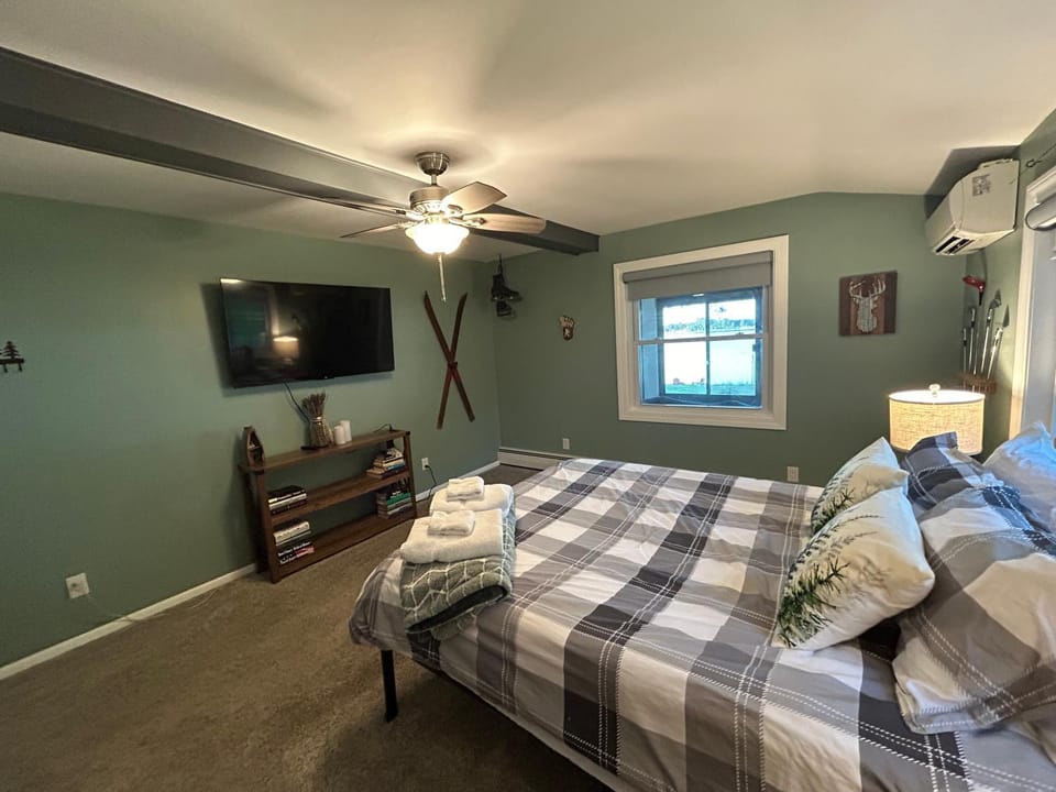 Bed, TV and multimedia, Photo of the whole room, Bedroom, towels