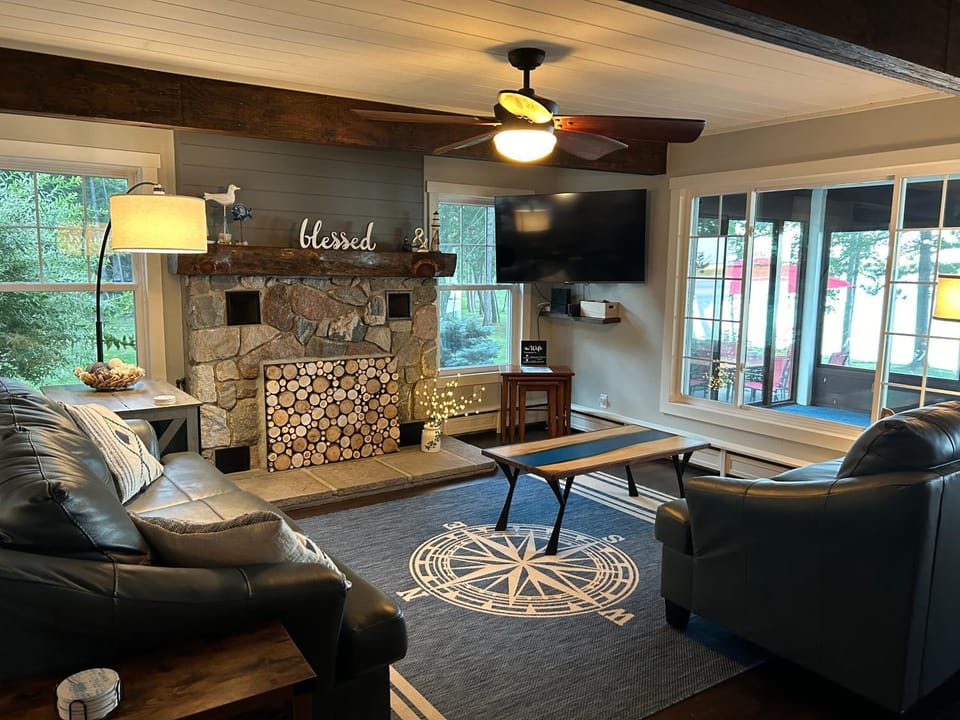 TV and multimedia, Living room, Seating area, Evening entertainment