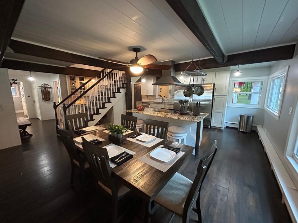 Kitchen or kitchenette, Food and drinks, Seating area, Dining area, Food, pet friendly, stove