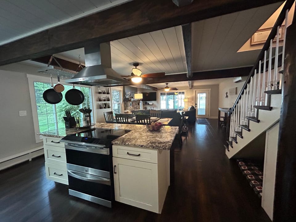 Kitchen or kitchenette, pet friendly, stove