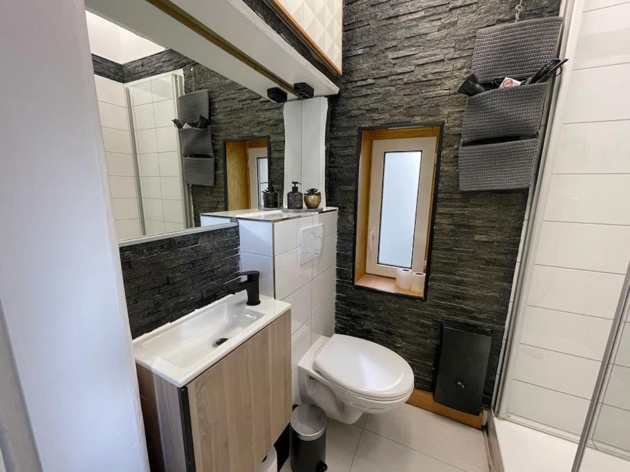 Shower, Toilet, Bathroom, towels