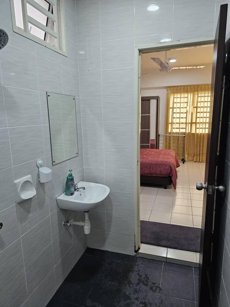 Toilet, Bed, Bathroom, Photo of the whole room, Bedroom, towels