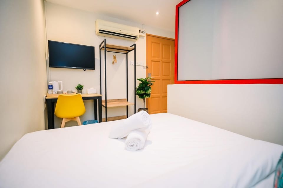 Bed, Photo of the whole room, Bedroom, towels, air conditioner