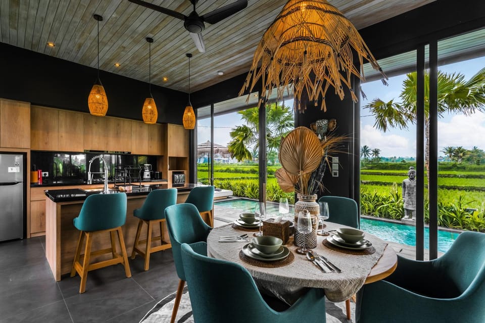 Coffee/tea facilities, View (from property/room), Kitchen or kitchenette, Seating area, Dining area, oven, stove
