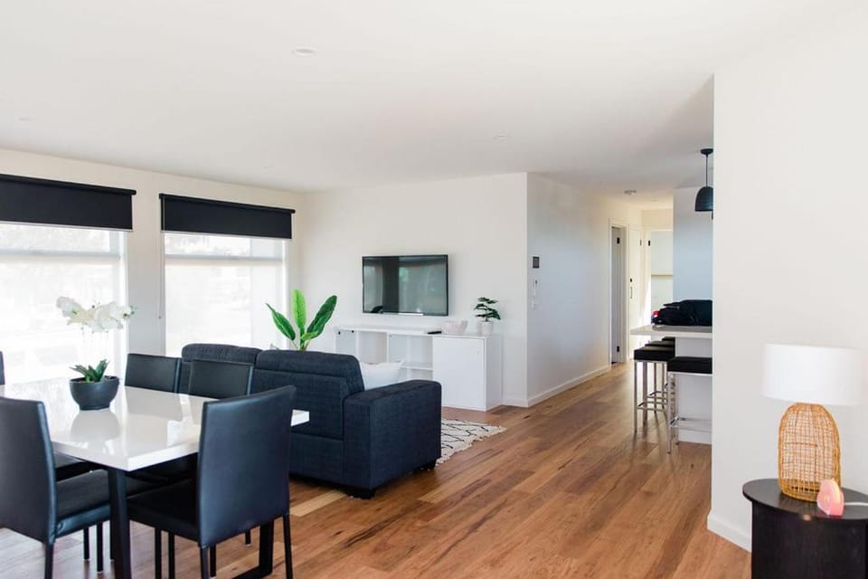 TV and multimedia, Living room, Seating area, Evening entertainment