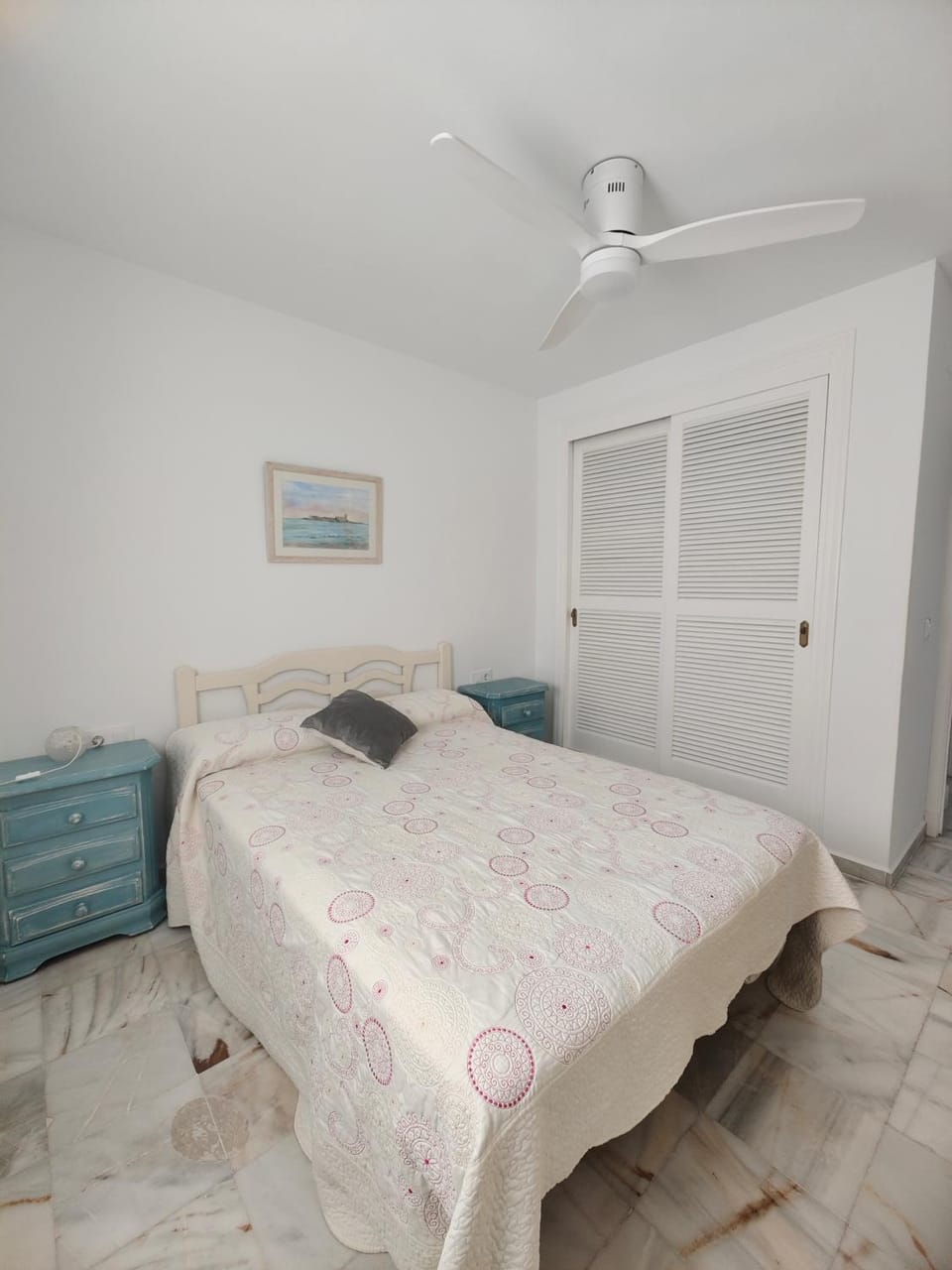 Bed, Photo of the whole room, Bedroom, fireplace