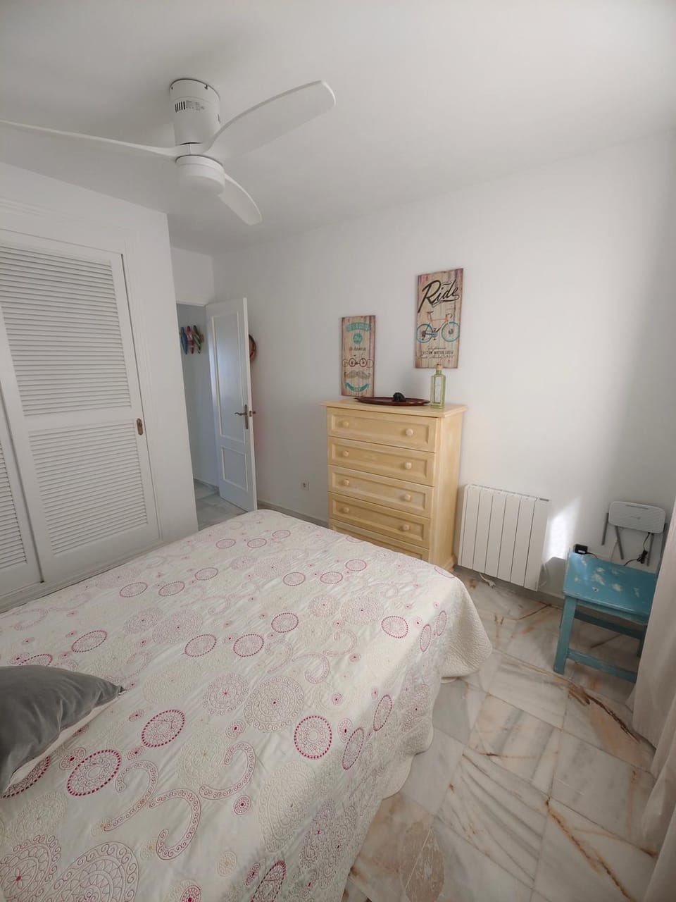 Bed, Photo of the whole room, Bedroom, fireplace, wardrobe