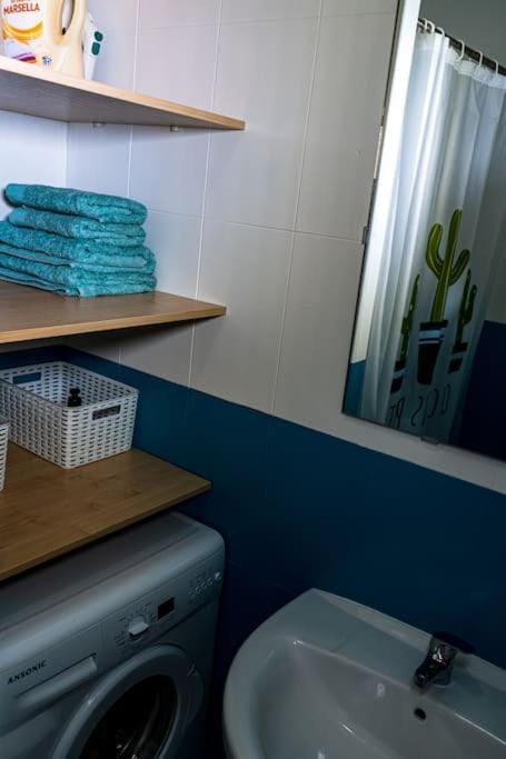 Bathroom, towels, washing machine