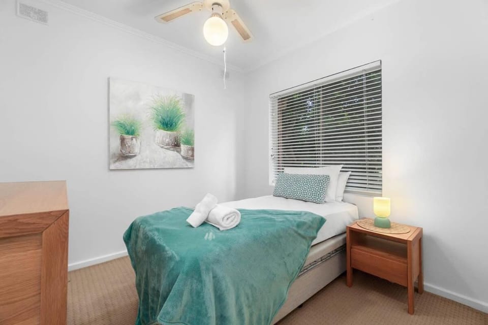 In Between City Sea & Airport - 2BR Vacation Home House in Adelaide