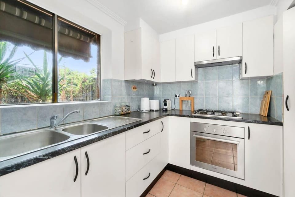 In Between City Sea & Airport - 2BR Vacation Home House in Adelaide
