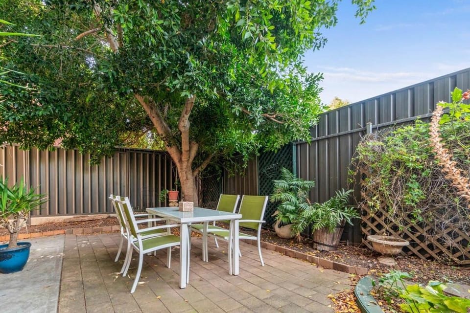 In Between City Sea & Airport - 2BR Vacation Home House in Adelaide