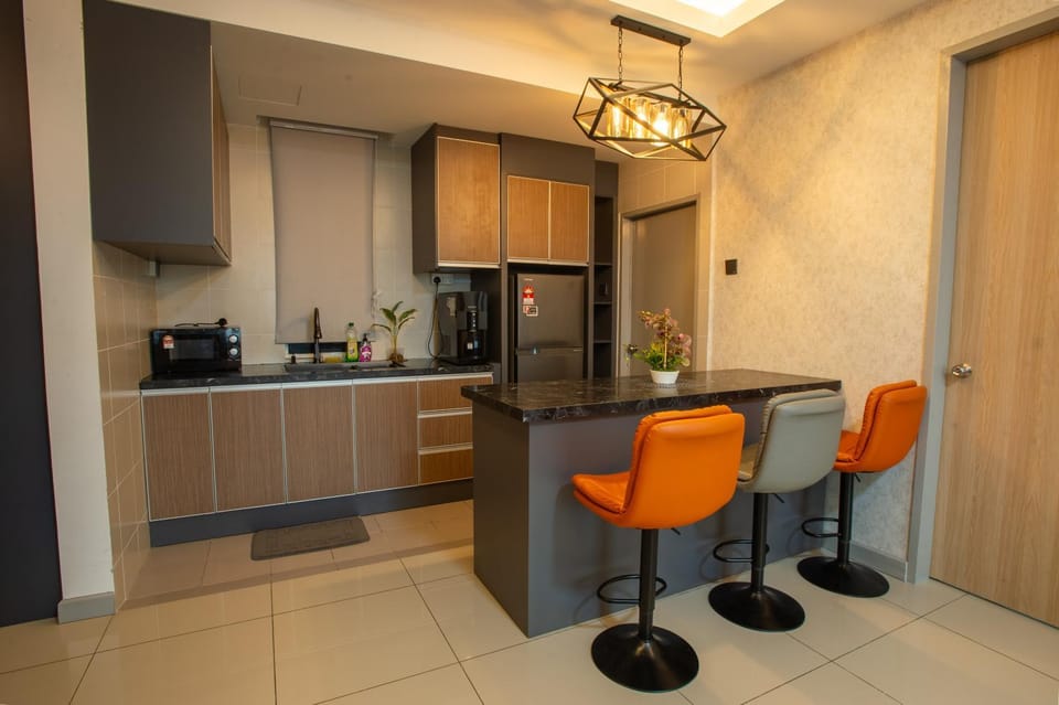 Kitchen or kitchenette, minibar