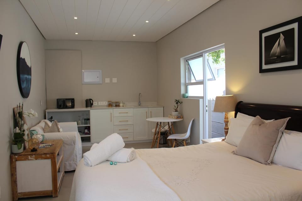 Facade/entrance, Bed, Photo of the whole room, Seating area, Bedroom, hair dresser