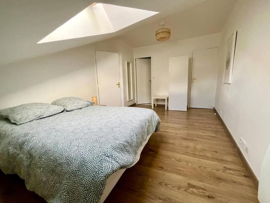 Bed, Photo of the whole room, Bedroom, wardrobe