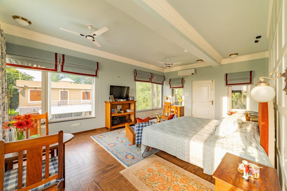 Bed, TV and multimedia, Photo of the whole room, Seating area, Bedroom