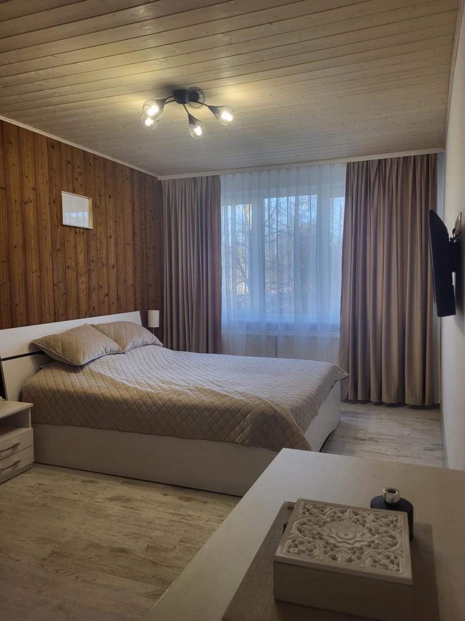 Bed, TV and multimedia, Bedroom