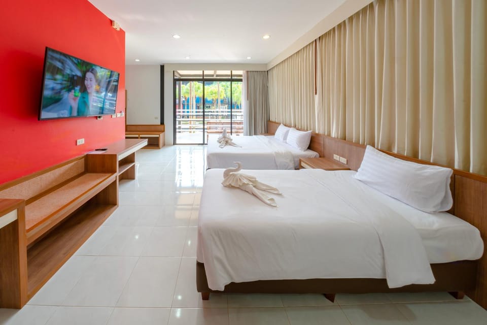 Bed, TV and multimedia, Photo of the whole room, Bedroom, towels